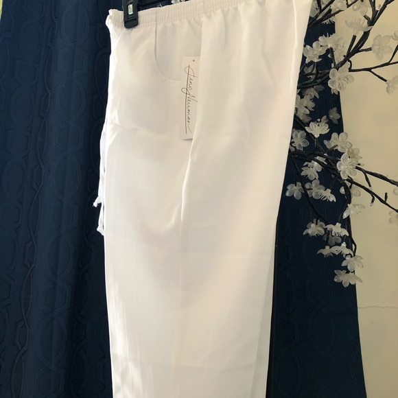 NEW Jeno Newman White Capris - Picture 2 of 10